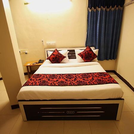 Oyo Hotel Blue Diamond Ahmedabad Bagian luar foto