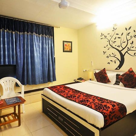 Oyo Hotel Blue Diamond Ahmedabad Bagian luar foto