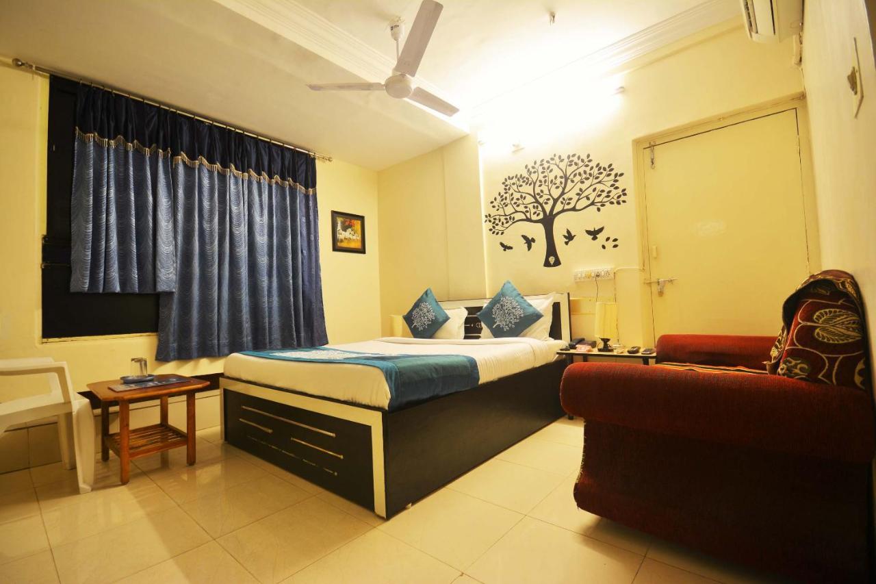 Oyo Hotel Blue Diamond Ahmedabad Bagian luar foto