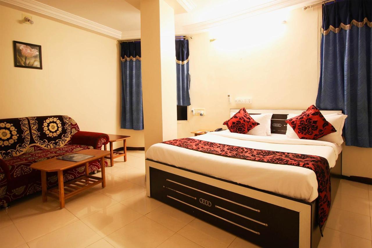 Oyo Hotel Blue Diamond Ahmedabad Bagian luar foto