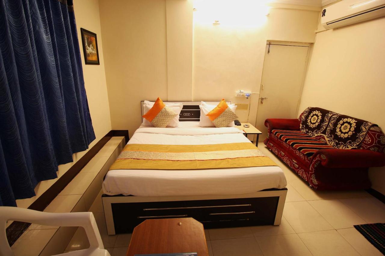 Oyo Hotel Blue Diamond Ahmedabad Bagian luar foto