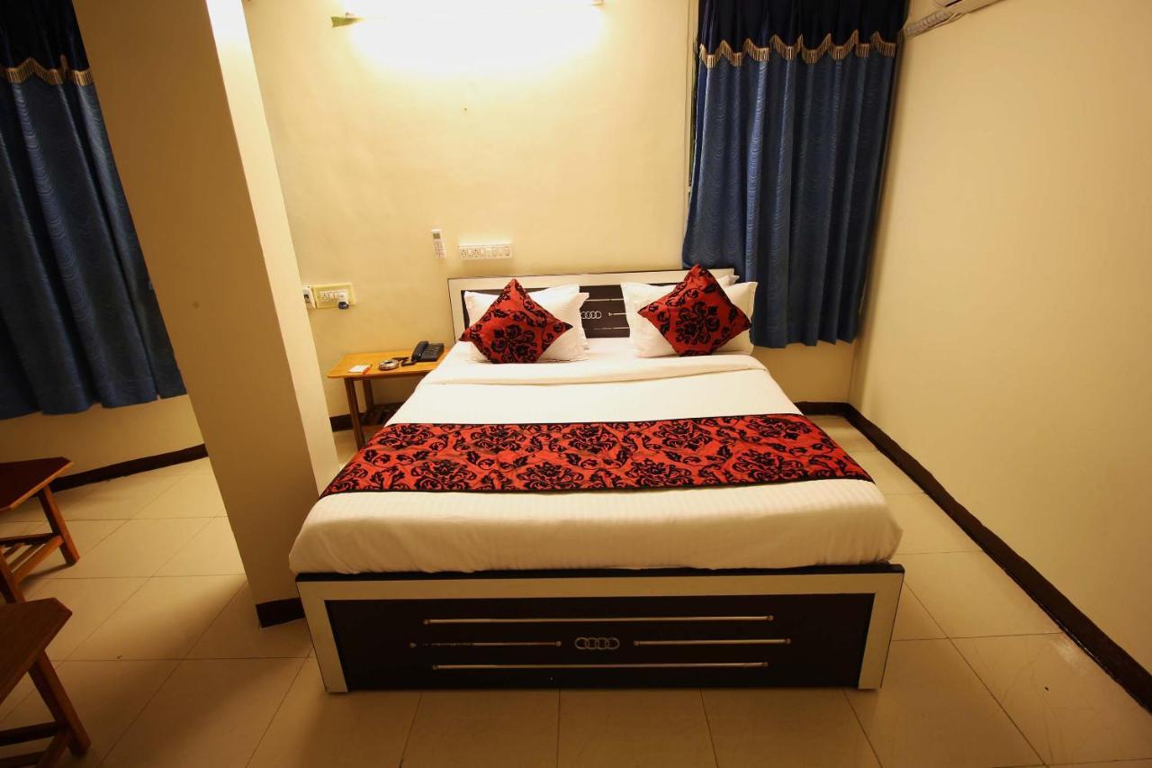 Oyo Hotel Blue Diamond Ahmedabad Bagian luar foto