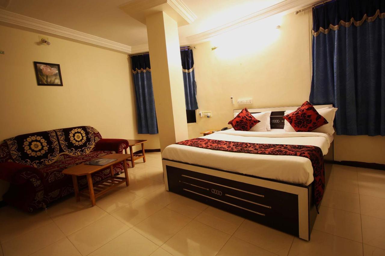 Oyo Hotel Blue Diamond Ahmedabad Bagian luar foto