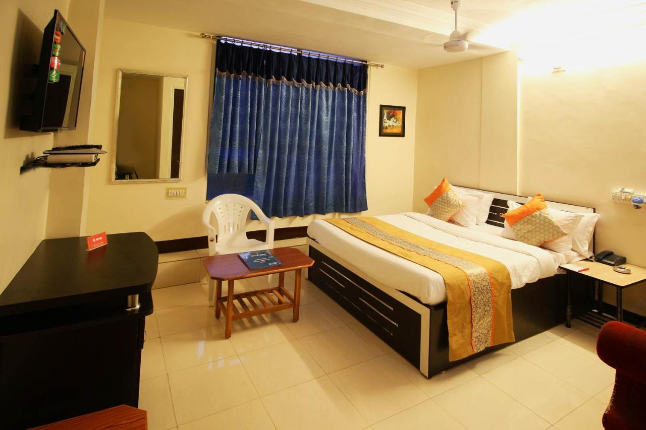 Oyo Hotel Blue Diamond Ahmedabad Bagian luar foto
