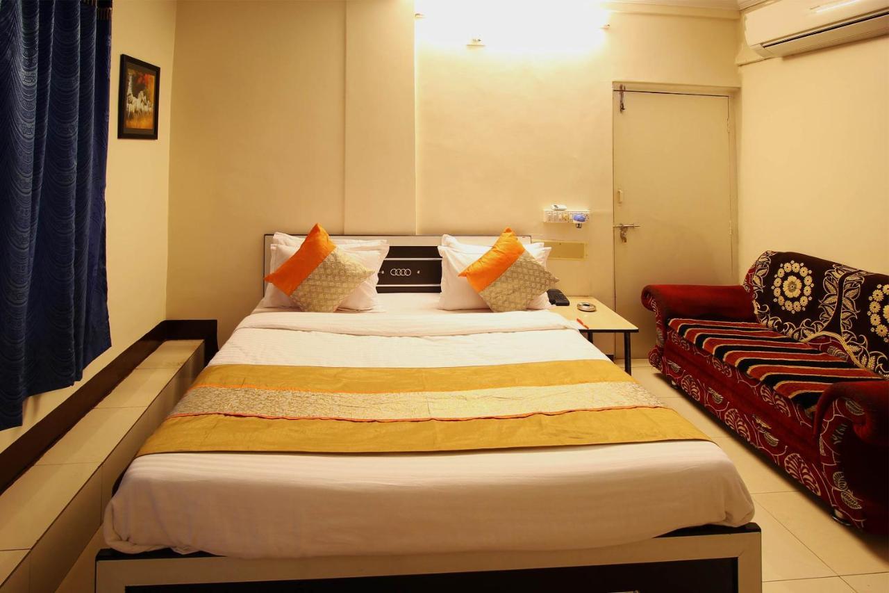 Oyo Hotel Blue Diamond Ahmedabad Bagian luar foto